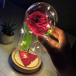 Trandafir în cupolă de sticlă luminată