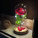 Trandafir în cupolă de sticlă luminată
